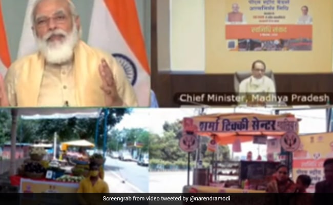 PM Modi Interacts With Street Vendors, Asks Them To Shun Plastic Bottles