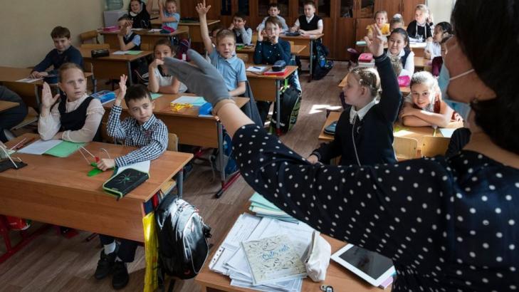 Russian schools reopen with masks, class limit precautions