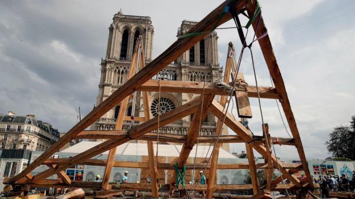 Carpenters wow public with medieval techniques at Notre Dame