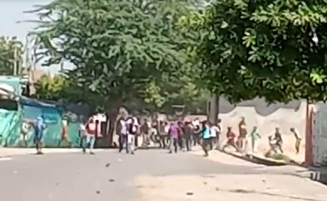 Stones Thrown In Agra As Cops, Protesters Clash Over Hathras Incident