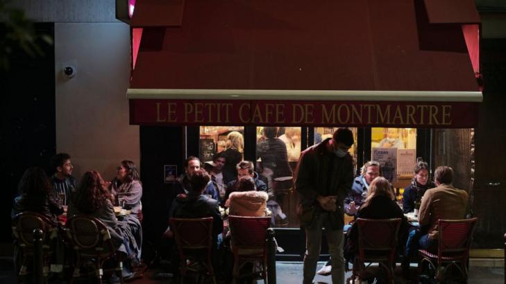 Paris on maximum virus alert, closing bars, not restaurants