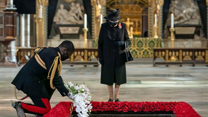 Queen Elizabeth II wears mask at tribute to Unknown Warrior