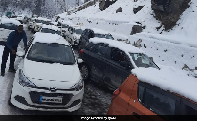 Over 500 Tourists Stranded In Manali Due To Snowfall, Rescue Operation On