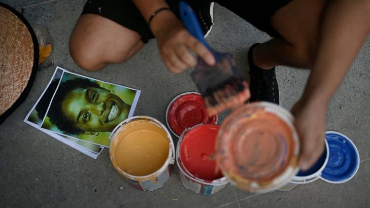 AP PHOTOS: Venezuelan street artist seeks to inspire