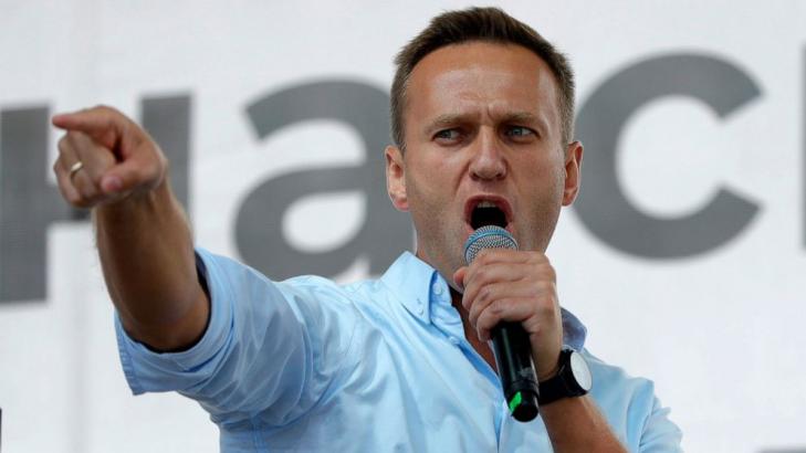 Kremlin critic Navalny, facing arrest, lands in Moscow