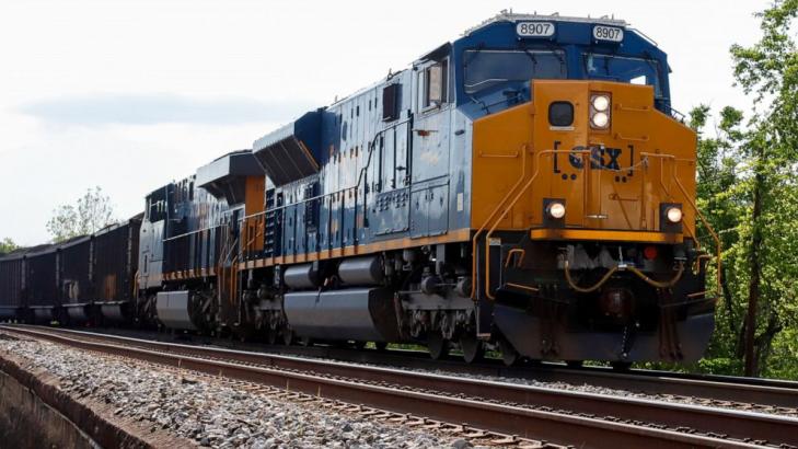 CSX profit slips in 4Q but railroad hauls 4% more freight