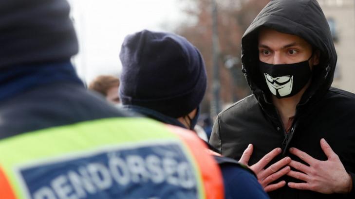 Hungarian restaurant workers protest lockdown restrictions