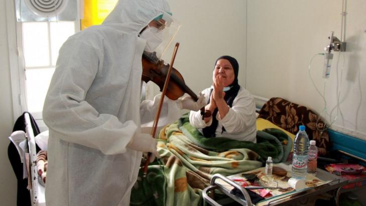 Tunisian doctor plays violin to boost virus patients' morale