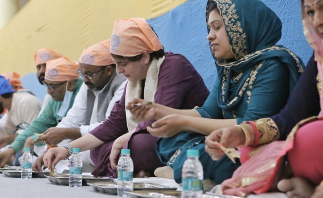 Priyanka Gandhi Vadra Visits Varanasi, Eats Langar