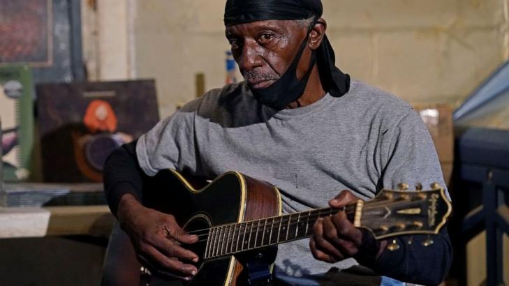 In Mississippi, small-town bluesman keeps aging music alive