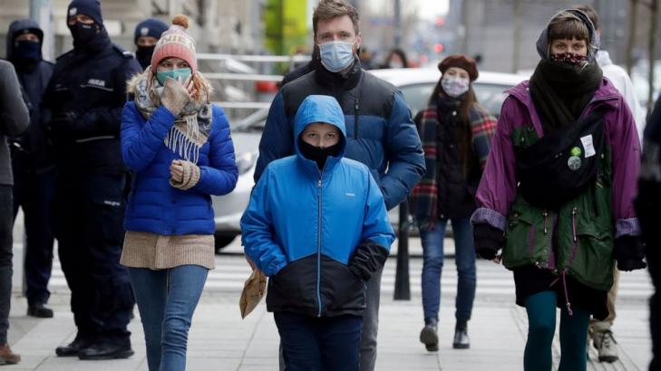 Poland orders stricter pandemic measures for Easter period