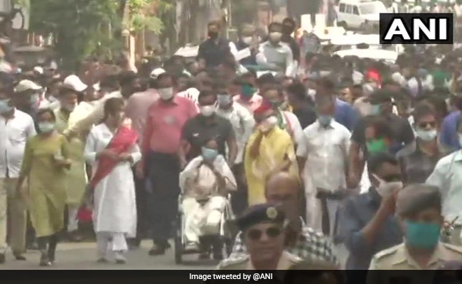 Mamata Banerjee Holds 4km Roadshow In Kolkata