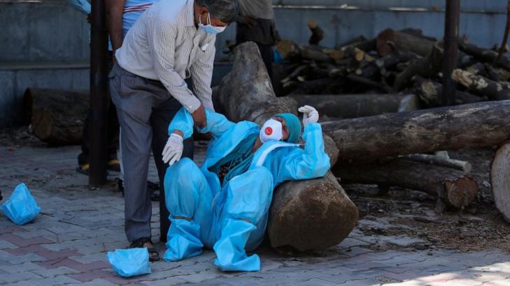 AP PHOTOS: Mass funeral pyres reflect India's COVID crisis