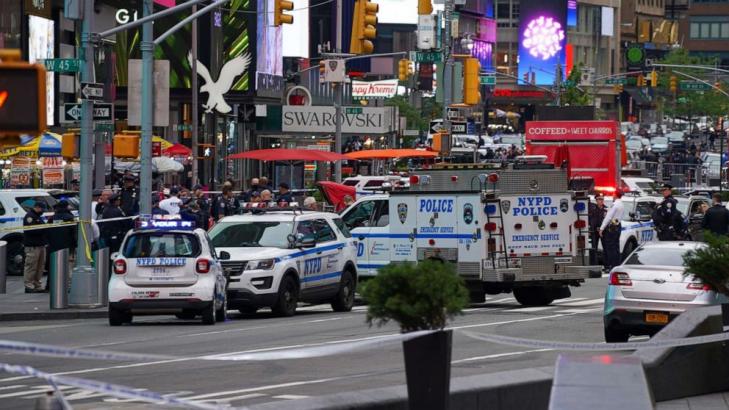 NYPD officer rescues child during Times Square shooting