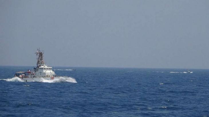 US ship fired 30 warning shots at Iranian speedboats in Strait of Hormuz