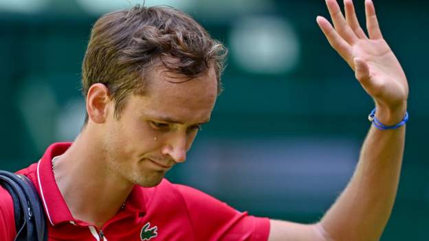 Daniil Medvedev loses to Jan-Lennard Struff in Halle opener