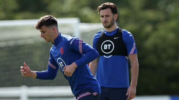 Euro 2020: England's Ben Chilwell and Mason Mount to self-isolate after Gilmour Covid-19 test