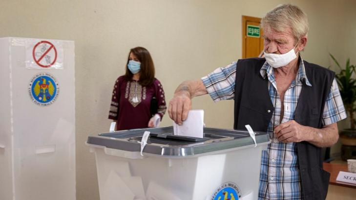Moldovans cast ballots in election between East and West