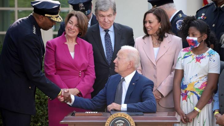 Biden signs measure awarding Congressional Gold Medal to police who defended Capitol