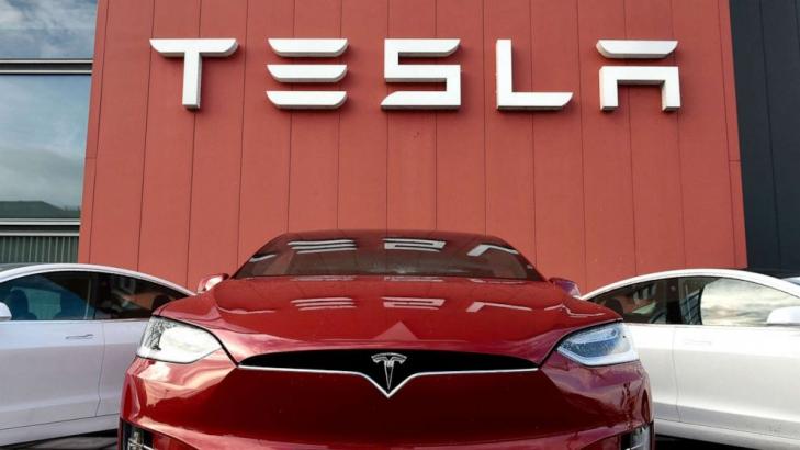 Fresh out of bankruptcy, Hertz orders 100,000 Teslas