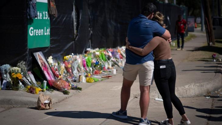 Barriers, crowd control in focus in Houston concert deaths