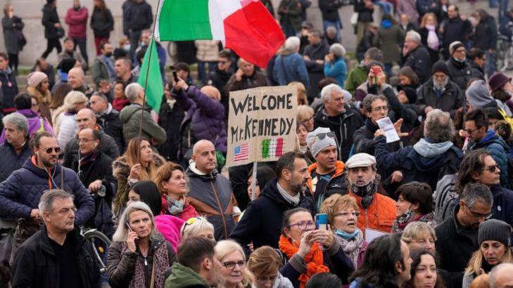 Italy: Police move against violent anti-vaccine activists