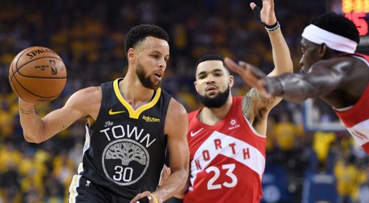 As Raptors struggle to find new identity, Warriors return to glory years