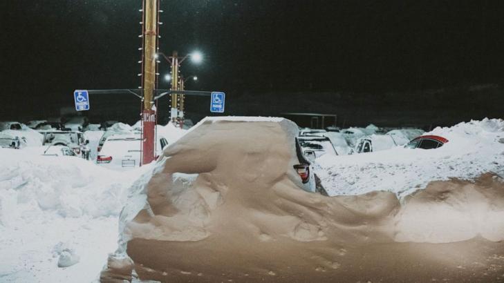 Blizzard shuts down highway linking California with Oregon