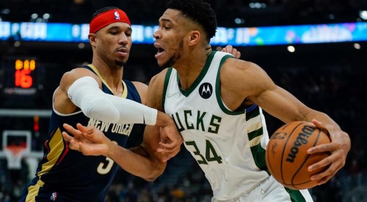 Giannis Antetokounmpo’s triple double leads Bucks to 6th straight win