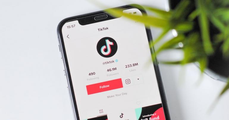 Here's the Deal on What "Abow" Means and Why It's All Over TikTok