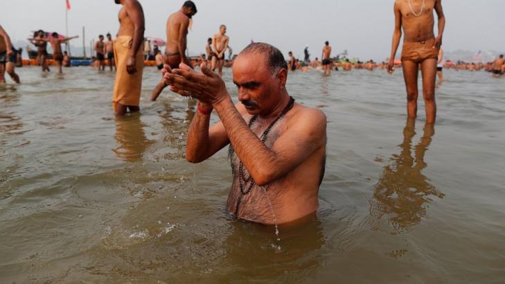 Thousands gather at Hindu festival in India as virus surges