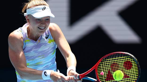 Australian Open: Harriet Dart loses to Iga Swiatek in Melbourne