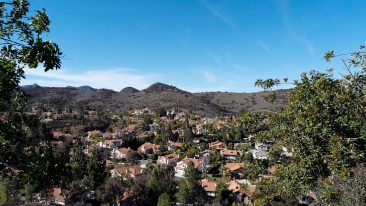 Celeb-heavy Los Angeles suburb gets tough on water wasters