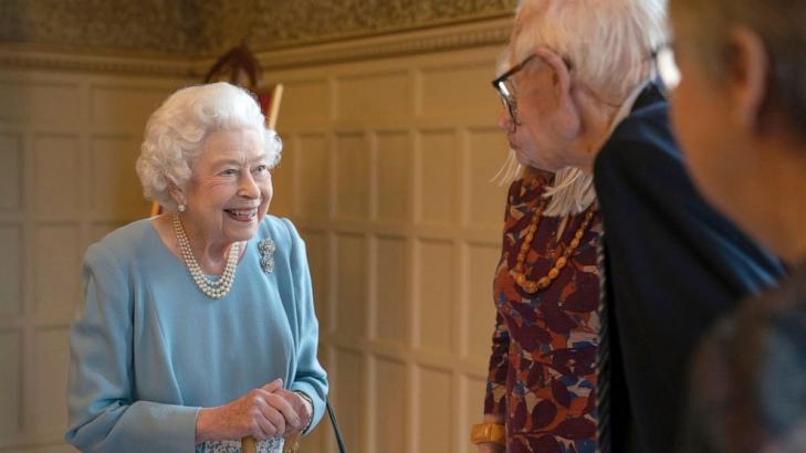 Queen seems chatty at largest reception since health scare