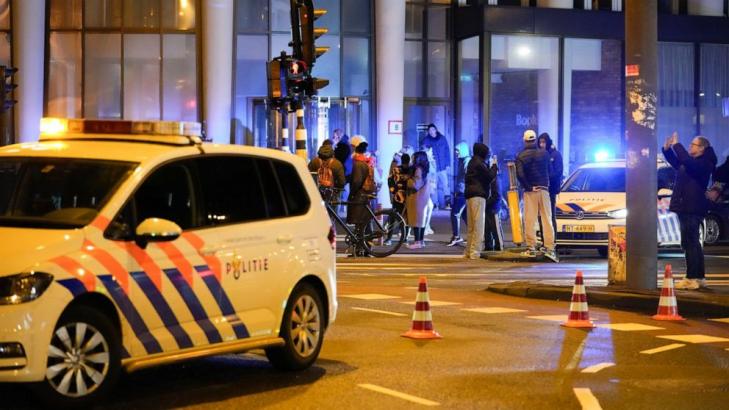 Armed police at Amsterdam Apple Store, armed person inside