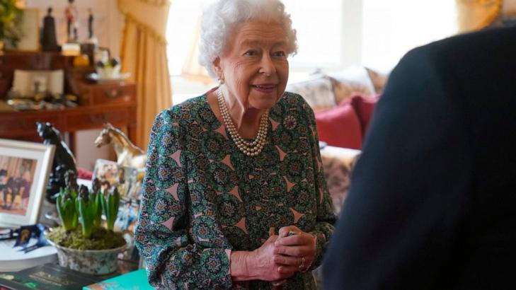 British queen still has COVID symptoms, postpones audiences