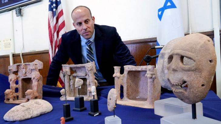 Artifacts seized from U.S. billionaire returned to Israel