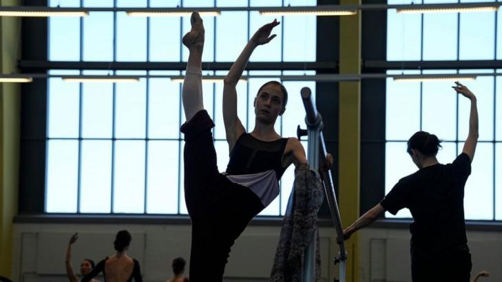 Ukrainian, Russian refugee dancers find help in Berlin