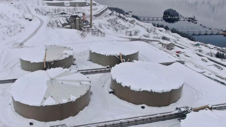 Crews remove snow from damaged Alaska pipeline oil tanks