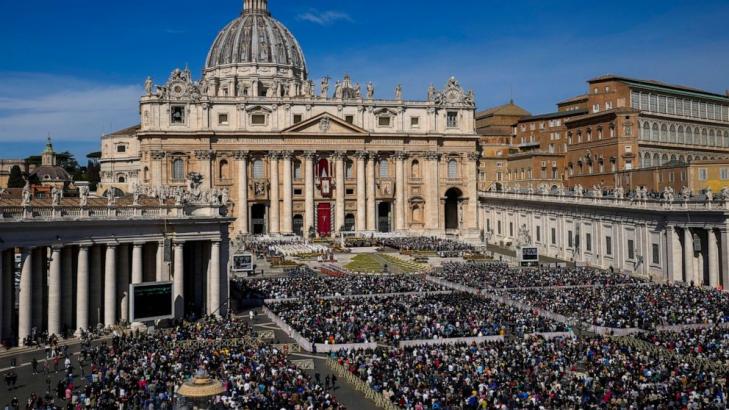 Pope leads crowds in 1st outdoor Easter Mass since pandemic