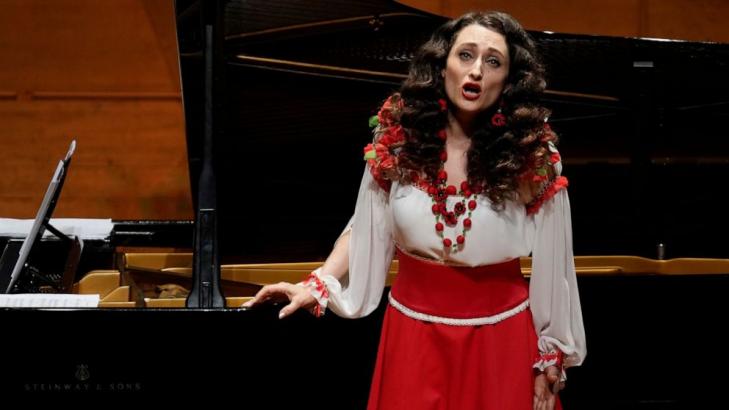 Ukrainian opera singer in Japan prays for peace in melody