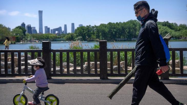 Beijing shuts dine-in services for holidays to stem outbreak