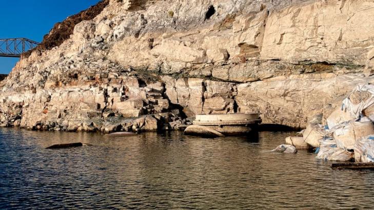 Vegas water intake now visible at drought-stricken Lake Mead