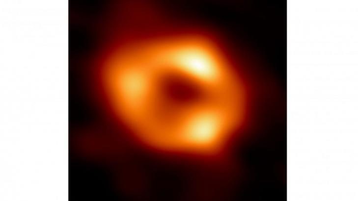 Astronomers capture 1st image of Milky Way's huge black hole