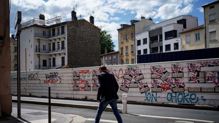 French medics protest hospital crisis, deepened by COVID