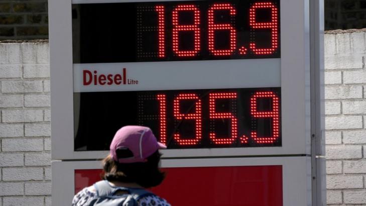 Average cost of filling up car in UK hits record 100 pounds