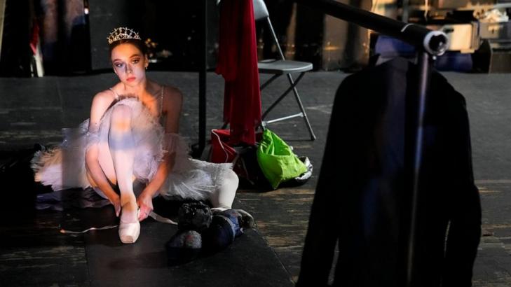 AP PHOTOS: Ballet competitors soar in Moscow at Bolshoi