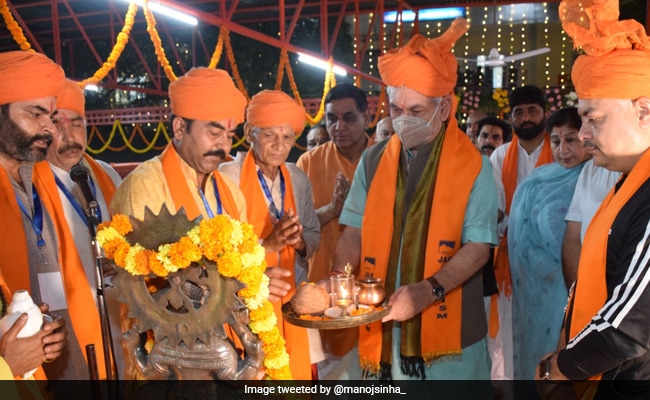 Jammu And Kashmir Lt Governor Flags Off 1st Batch Of Amarnath Pilgrims