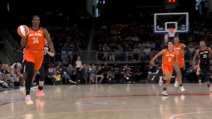 Sylvia Fowles throws down the dunk in her final WNBA All-Star Game