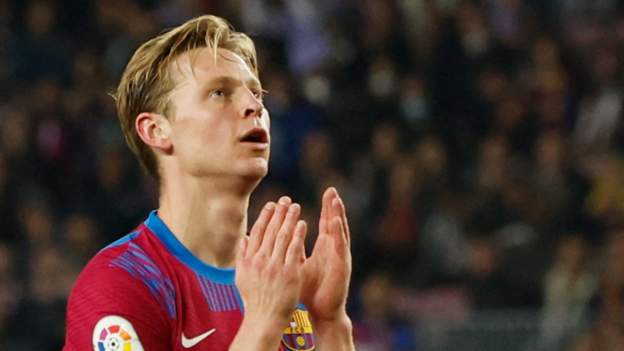 Manchester United: Frenkie de Jong's move from Barcelona held up